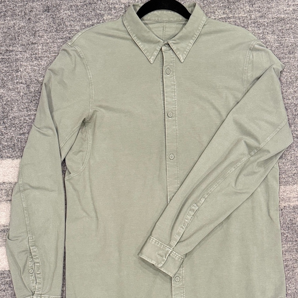 Lululemon Commission L/S Button Shirt Mens Medium Stretch Performance Chambray